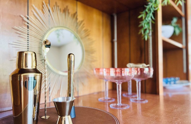 Sleeps 12/Mid-Century Cool/Minutes to Stadium