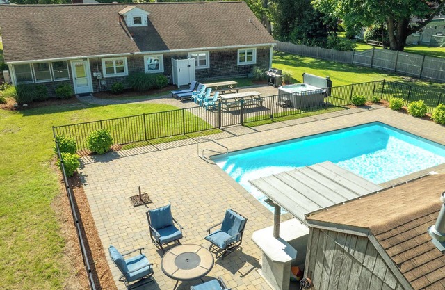 Sleeps 14 Home w/ Pool Great for Families!
