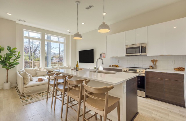 Sleeps 16 | 2 Modern Townhomes, Minutes to Broadway | Lischey & 98 Degrees