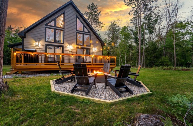 Sleeps 16! Arcade! Hot Tub! Fireplace! DOGS OK!