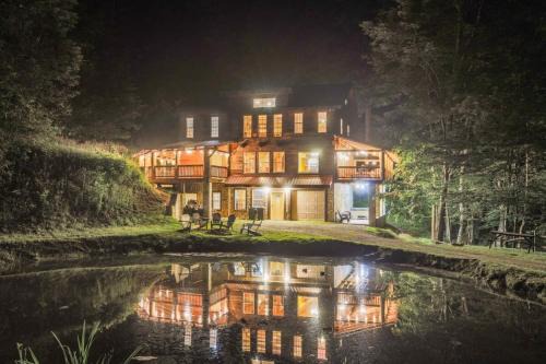 Sleeps 16 Hot Tub Sauna Dogs Welcome Ping Pong