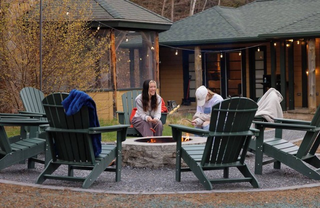 Sleeps 16+Hottub+Sauna+Pet Friendly+7 Min to Skiing
