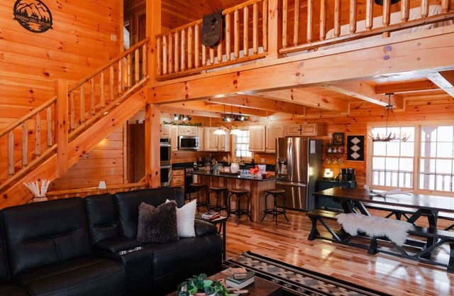 Sleeps 16! Luxury Cabin With Game Room & Hot Tub