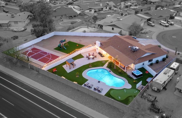 Sleeps 18 I Pickleball Court, Hot Tub, Playground