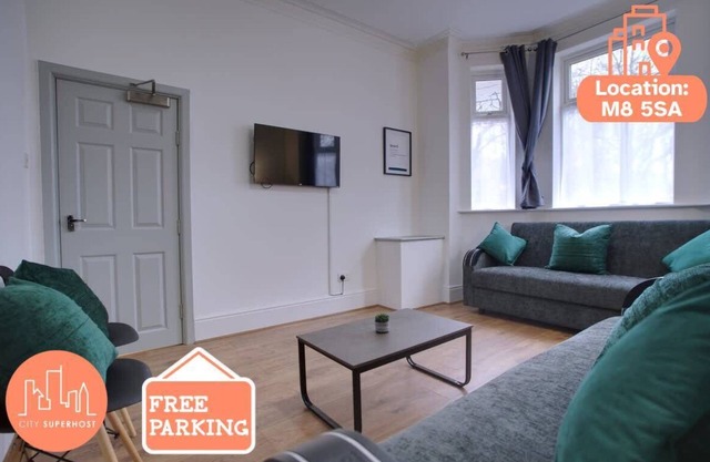 Sleeps 18 Lovely Mcr Home by City SuperHost