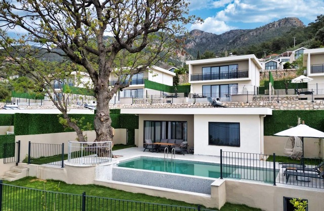Sleeps 2, Modern and Luxurious Villa - AWZ 269