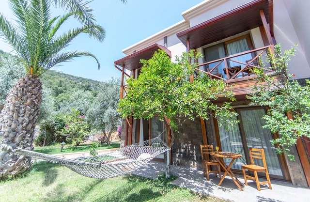 Sleeps 2, Modern Apartment with Shared Pool - AWZ 304