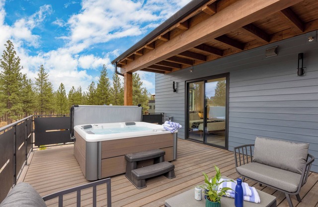 Sleeps 20 | 4 Units, Hot Tub, Deck, Near Downtown+Old Bend | Aerie by AvantStay