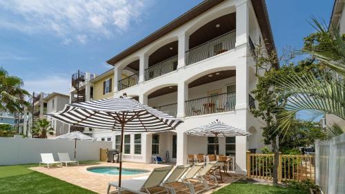 Sleeps 20, Private Pool, Putting Green, Walk to Beach Vitamin Sea by AvantStay