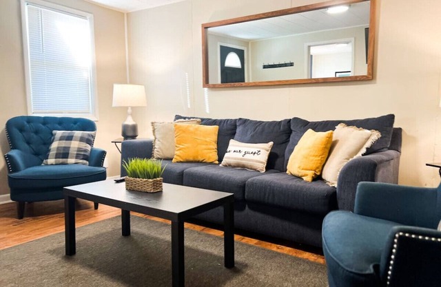 Sleeps 21! 8 BR w/ 16 Beds & Large Driveway + WIFI