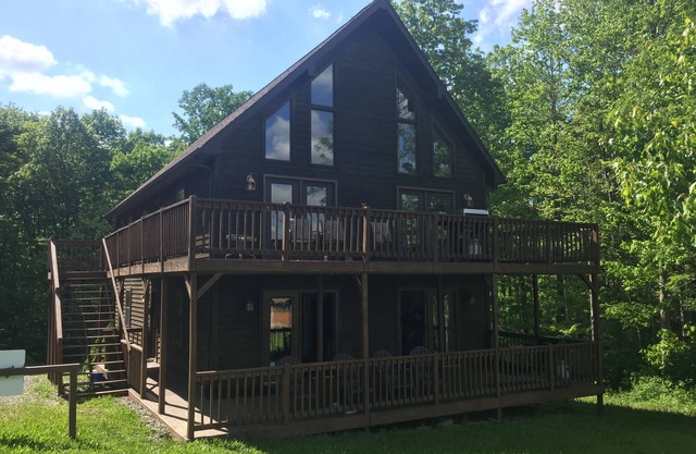 Schlaf 20 plus. Erschwingliche Hütte in der Nähe von New River Gorge Rafting & Klettern