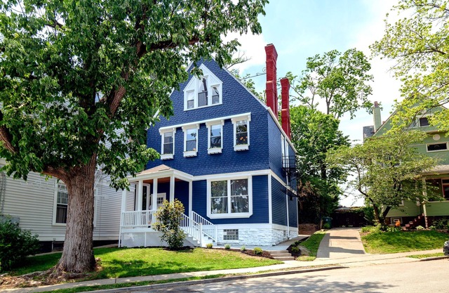 (Sleeps 22) Renovated House 5 Minutes to Downtown