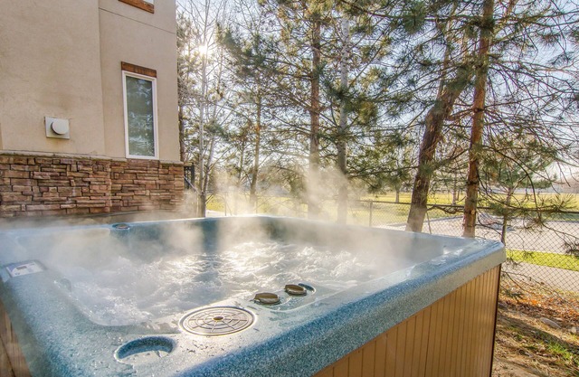2 Homes * 2 Private Hot Tubs * Fireplace * Park and Picnic Area * Near Canyon