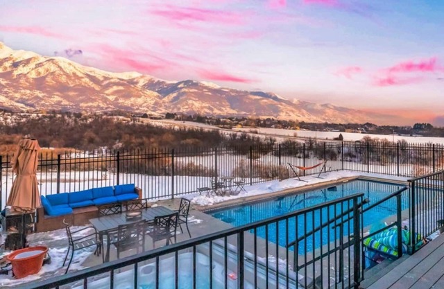 Sleeps 24, 30off Car Rental, Pool spa, Ski Resort