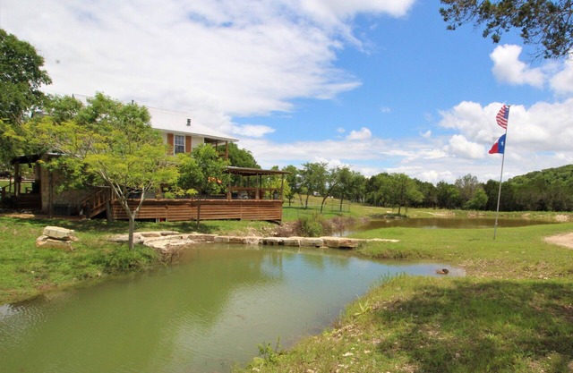 Sleeps 25, 5 Homes, Fire pit, Spring Fed Waterfront