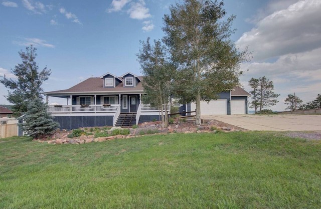 Sleeps 25 Raspberry Mountain Farmhouse