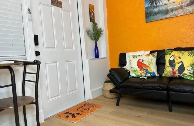 Sleeps 3, Casa Tropical in Miami