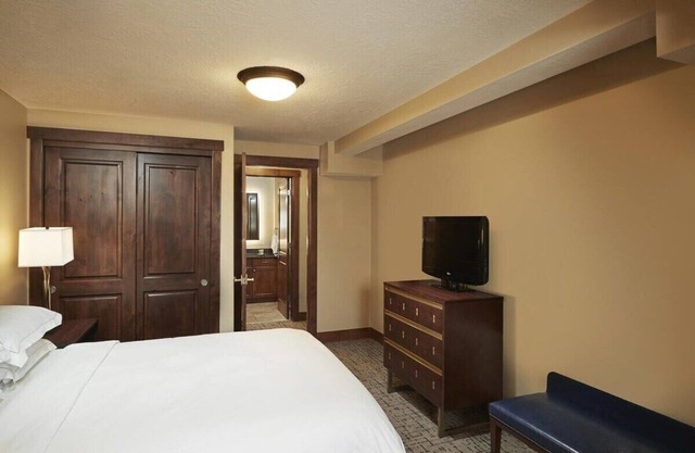 Sleeps 4, Presidents Week, Ski In/Out, Pool, Lux, Concierge, Sunrise Lodge