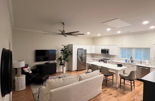 Sleeps 4, Private, 1-King BR, Murphy Bed in Living Rm, off Timothy and 10 loop