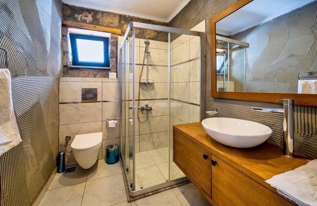 Sleeps 4, Spacious Lux Villa with Private Pool AWZ 275