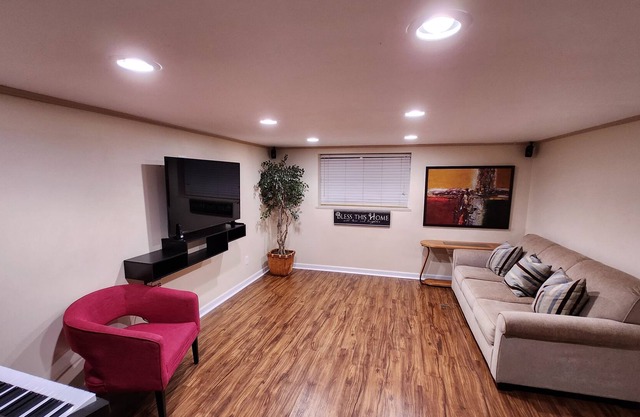 Sleeps 4+that good doggy!Comfy, close to golf, restaurants & C.River Prk events!