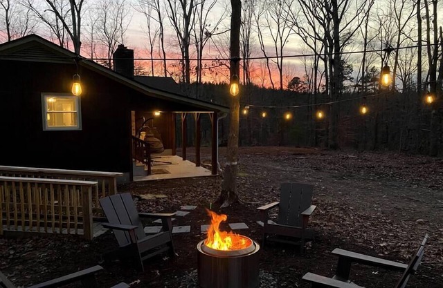 Sleeps 5: Hot Tub, Fire Pit, & by Holliday Lake State Park