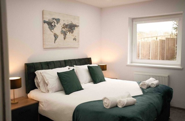 Sleeps 5 - Woodston Flat - Secure Parking