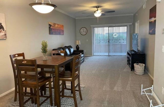 Sleeps 6! 2 bed/2 bath condo close to everything!