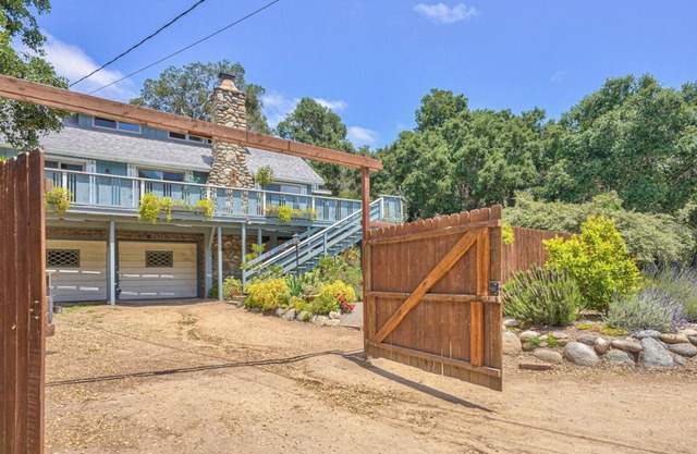 Sleeps 6. 3 Bed, 3 Bath. Easy walk to hiking, river, shopping, and wine tasting.