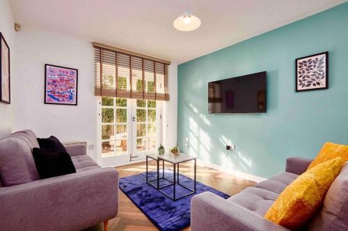 Sleeps 6 - Corporate & Family Stays - FREE Parking & WiFi