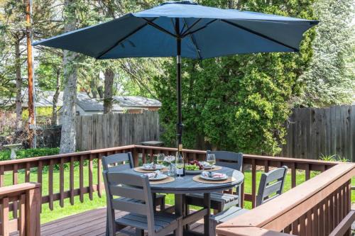 Sleeps 6 Walk to Lambeau Resch Dog-Friendly