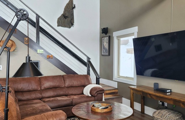 Sleeps 6 with a hot tub- best views in Bozeman
