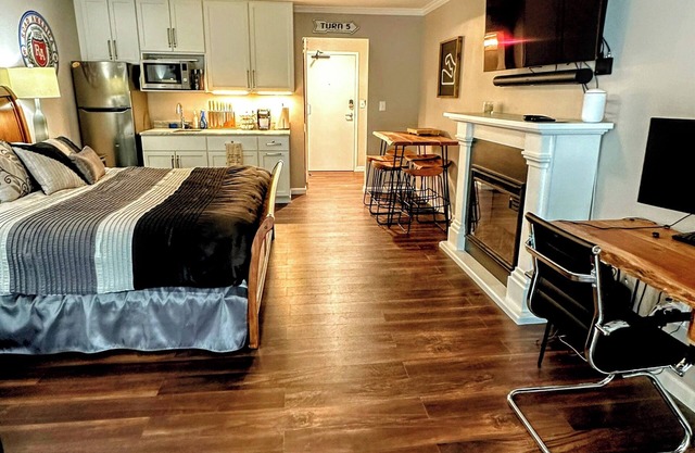 Sleeps 8! 2 Full Bath with Kitchenette!