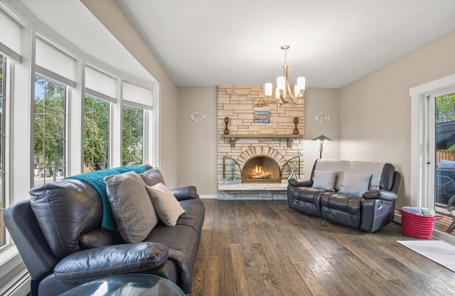 Sleeps 8! | 3 Baths | Large Yard | Hot Tub | 10 min walk to the Beach