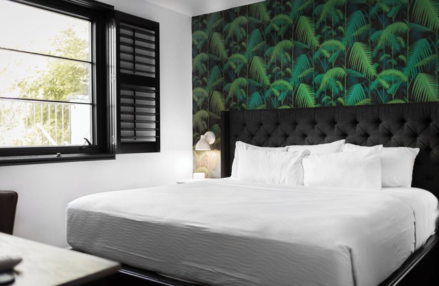 Sleeps 8 | 4 SoBro Suites w/Kitchens, Walk to Broadway – by AvantStay