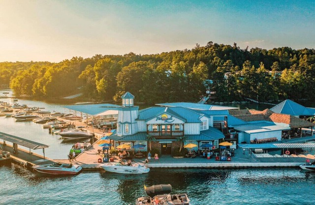 Sleeps 8, Lake Lanier Hidden Gem, Miles from Mall of Georgia