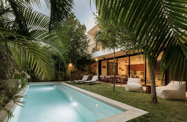 Sleeps 8-Large Private Pool and Backyard