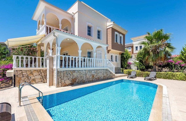 Sleeps 8, Private Pool Villa - AWZ 256