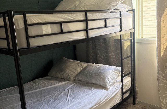 Sleeps 9 Close to all amenities