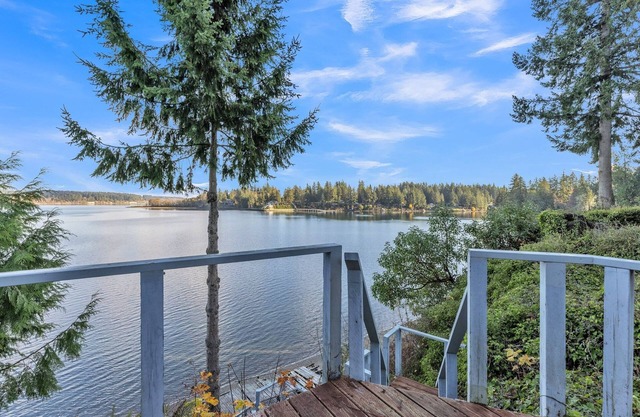 Sleeps 9, Family, dog friendly, waterfront beach house.