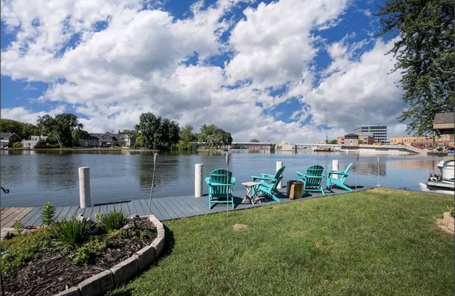 Sleeps 9, Riverview Get-A-Way with Hot Tub