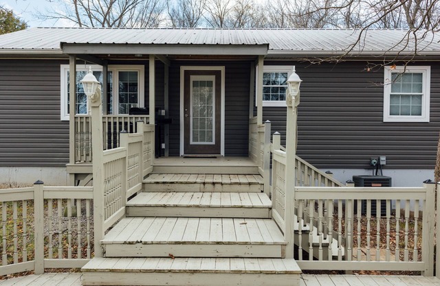 Sleeps six, secluded, expansive deck