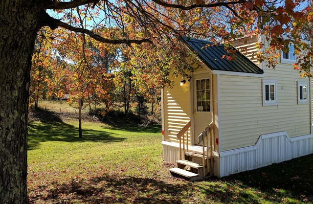 Sleeps up to 2, electric, water, kitchenette, full bathroom, air conditioned/heated