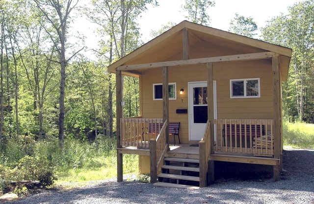 Sleeps up to 4, kitchenette, full bathroom, air conditioned/heated, free WiFi