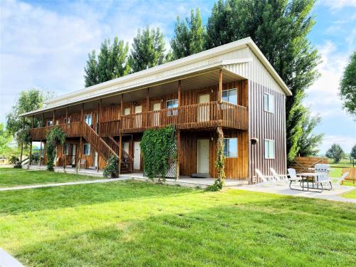 Sleeps up to 42 Private Clubhouse, Sand Volleyball, Playground, 6miles to Quarry