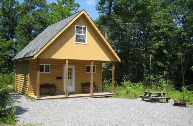 Sleeps up to 8, kitchenette, full bathroom, air conditioned/heated, free WiFi