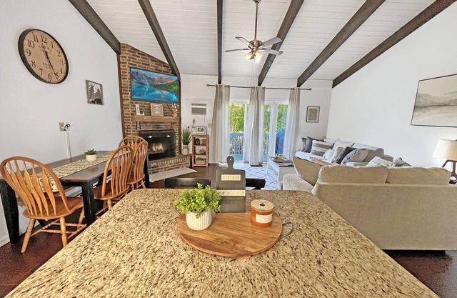 sleeps up to 8 people. 5 mins from ski resort, sauna&fireplace!