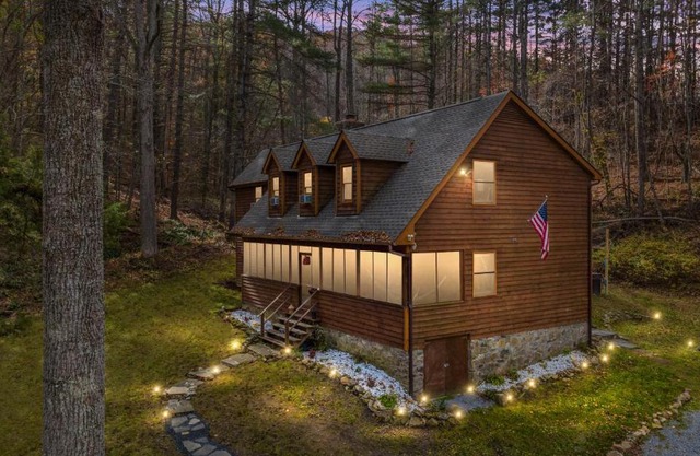Sleepy Hollow 5BR Cabin - National Park 7 Min, Hot Tub, Fire Pit, Sleeps 12