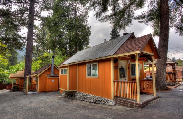 Sleepy Hollow Cabins & Hotel