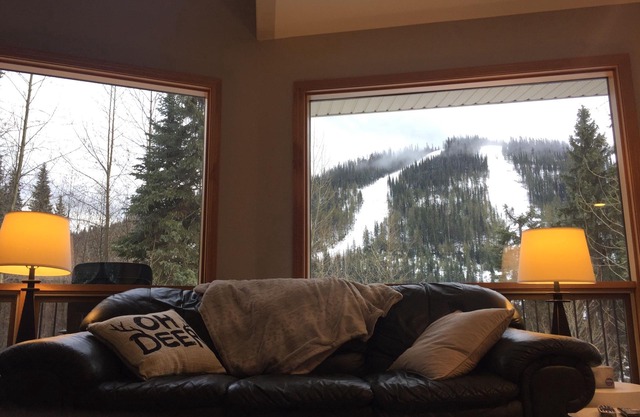 Sleepy Hollows Chalet (Riesiges Mehrfamilienchalet im Sun Peaks Resort)